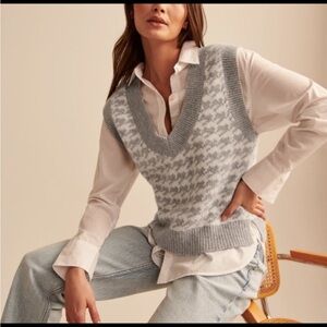 Abercrombie & Fitch grey Houndstooth V-Neck Sweater small